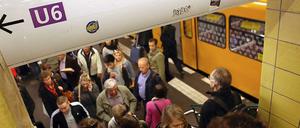 Zwischen den U-Bahnhöfen Französische Straße und Friedrichstraße werden die U-Bahn-Gäste in den nächsten 16 Monaten zu Fuß gehen müssen.