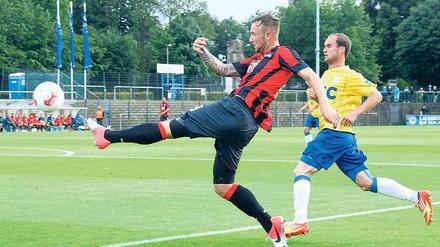 Mit links. Herthas Marvin Knoll (links) kam im Testspiel gegen den FK Teplice zu guten Möglichkeiten. Nach einer Spielzeit für Dynamo Dresden kehrte das Eigengewächs in der Sommerpause in den Kader der Berliner zurück. 