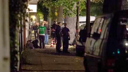 Spurensicherung in der Provinzstraße: In der Nacht zu Donnerstag fielen Schüsse vor einem Rockerclub der Bandidos.