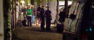 Spurensicherung in der Provinzstraße: In der Nacht zu Donnerstag fielen Schüsse vor einem Rockerclub der Bandidos.