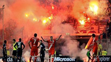 Dunkle Wolken. Am Ende der vergangenen Saison prallten wieder einmal in vielen Stadien Fans und Sicherheitskräfte aufeinander, u. a. beim Relegations-Rückspiel von Hertha BSC bei Fortuna Düsseldorf.
