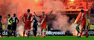 Dunkle Wolken. Am Ende der vergangenen Saison prallten wieder einmal in vielen Stadien Fans und Sicherheitskräfte aufeinander, u. a. beim Relegations-Rückspiel von Hertha BSC bei Fortuna Düsseldorf.