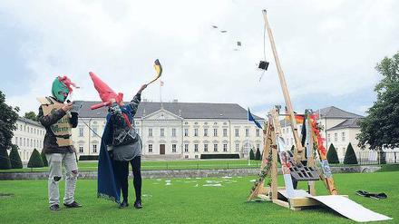 Nicht alle sind begeistert. Occupy-Aktivisten beschossen am Montag den Amtssitz des Bundespräsidenten. Mit einem selbstgebauten Katapult feuerten Sie Ausgaben des Grundgesetzes in Richtung des Schlosses Bellevue – um gegen den Fiskalpakt zu protestieren.