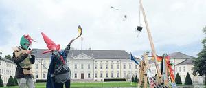 Nicht alle sind begeistert. Occupy-Aktivisten beschossen am Montag den Amtssitz des Bundespräsidenten. Mit einem selbstgebauten Katapult feuerten Sie Ausgaben des Grundgesetzes in Richtung des Schlosses Bellevue – um gegen den Fiskalpakt zu protestieren.