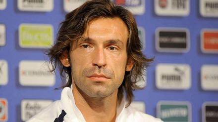 Böser Blick? Wohl eher gelangweilt blickt Italiens Strippenzieher Andrea Pirlo bei einer Pressekonferenz drein.