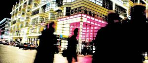 Shopping mit Stil. Das 1997 eröffnete Quartier 206 an der Friedrichstraße gilt mit zahlreichen Luxusmarken als eine der exklusivsten Berliner Ladenpassagen.