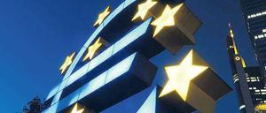 Eine gewisse Strahlkraft hat es immer noch, das Euro-Zeichen vor der Europäischen Zentralbank in Frankfurt am Main. Die Währung selbst wackelt bedenklich. Foto: dapd