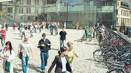 Gelehrt. Das bedrohte Zentrum für USA-Studien beherbergt 30 000 Medien. Es gehört zur Universität Halle-Wittenberg (hier deren Audimax).