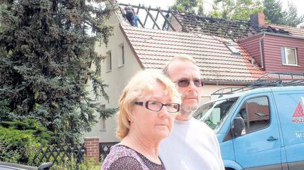 Vor ihrem stark beschädigten Haus: Das Ehepaar Dörger.