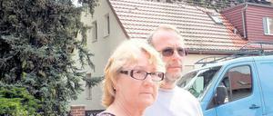 Vor ihrem stark beschädigten Haus: Das Ehepaar Dörger.