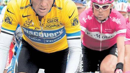 Kopf an Kopf. Lance Armstrong (l.) und Jan Ullrich stehen im Dopingverdacht. Foto: dpa