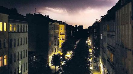 Farbspektakel in Kreuzberg. Oben rasten die Wolken, unten war es fast windstill. 