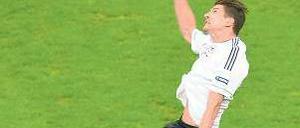 Ein Bild, zwei Trends. Mario Gomez überzeugte bei der EM nicht nur