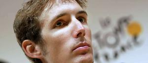 Ein Steißbeinbruch verhindert den Tourstart von Andy Schleck. Der Luxemburger hatte das Rennen 2010 gewonnen, oder besser: Er wurde nachträglich zum Sieger erklärt.