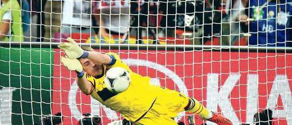Roter Held in Gelb. Iker Casillas hielt im Elfmeterschießen einen Strafstoß, zuvor hatte der spanische Kapitän in 120 Minuten kaum etwas zu tun bekommen. Foto: dapd