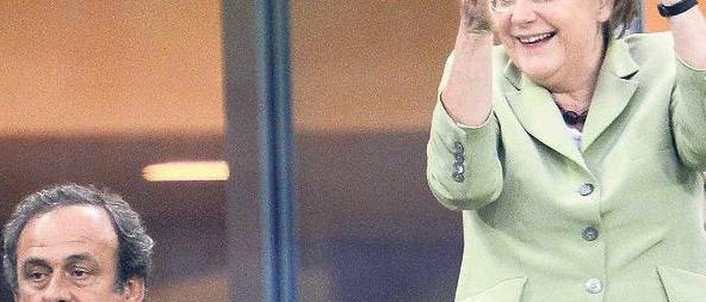 Selbst Bundeskanzlerin Angela Merkel hielt es nicht mehr auf den Sitzen. Der 11FREUNDE-Liveticker provozierte während der EM mehr Ekstase als Justin Bieber bei einem Gratiskonzert in der Fußgängerzone von Leer.