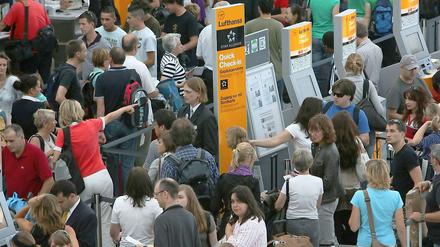 Nichts geht mehr: Diese Reisenden mussten vorerst am Boden bleiben. Grund war ein massiver Systemausfall am Münchner Flughafen.