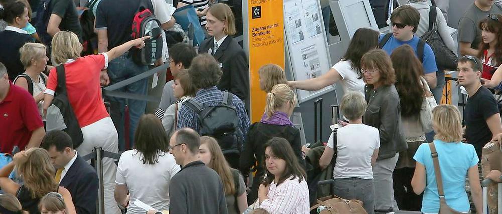 Nichts geht mehr: Diese Reisenden mussten vorerst am Boden bleiben. Grund war ein massiver Systemausfall am Münchner Flughafen.