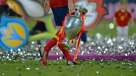 Das war's: Spanien nimmt den Pokal mit nach Hause.
