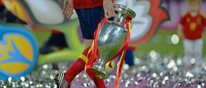 Das war's: Spanien nimmt den Pokal mit nach Hause.