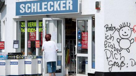 Auch die letzten Schlecker-Filialen haben endgültig geschlossen. Die früheren Mitarbeiterinnen können aber noch auf weitere Gehaltszahlungen hoffen.