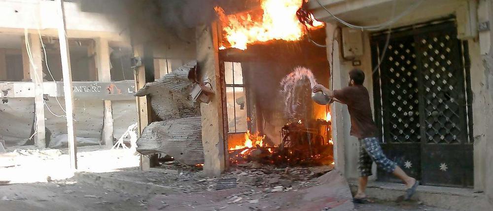Ein Feuer nach einem Granateneinschlag in Homs am 1. Juli. Der Bürgerkrieg in Syrien findet kein Ende.