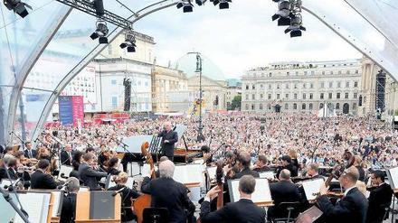 Schöne Töne. Auch wenn die Staatsoper im Ausweichquartiert residiert – am Wochenende wird in der alten Heimat am Bebelplatz musiziert. Foto:dapd/Patrick Seide