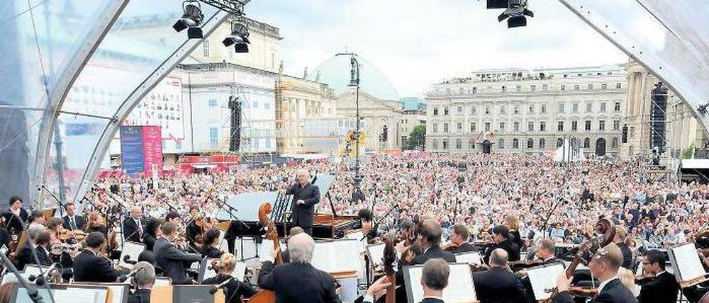 Schöne Töne. Auch wenn die Staatsoper im Ausweichquartiert residiert – am Wochenende wird in der alten Heimat am Bebelplatz musiziert. Foto:dapd/Patrick Seide