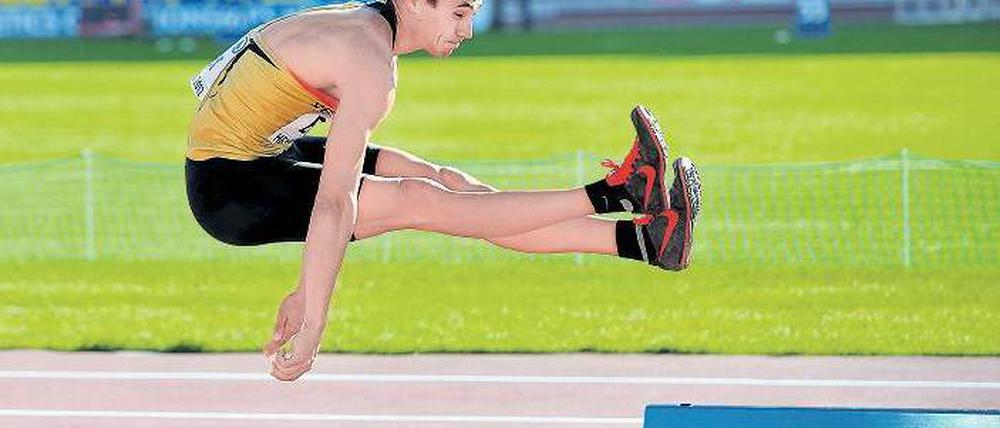 Langstreckenflieger. In Helsiniki sprang Sebastian Bayer konstant über acht Meter. Foto: dapd
