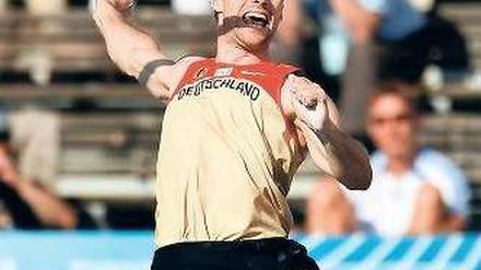 Drüber. Björn Otto will auch bei den Olympischen Spielen eine Medaille. Foto: dapd