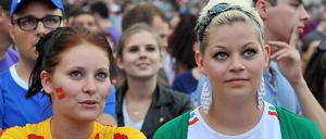In trauter Zweisamkeit: Anhängerinnen von Spanien und Italien auf der Berliner Fanmeile.