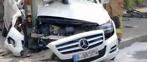 Der Fahrer des neuen Mercedes verlor offenbar die Kontrolle über den Wagen und prallte gegen einen Telefonverteilerkasten und einen Laternenmast.