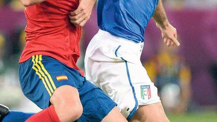 Kampfkunst. Statt wie bisher offensiv zu zaubern, hat Andrea Pirlo (r.) defensiv alle Hände voll zu tun mit Xavi.