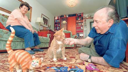 Keine Extrawurst gibt es für Katzen und andere Haustiere unter der Obhut der professionellen Haushüter. Die Ersatzbewohner sind, wie das Ehepaar im Bild, zumeist Rentner. Ihr Motto: Bewachen durch Bewohnen. Foto: picture-alliance/dpa