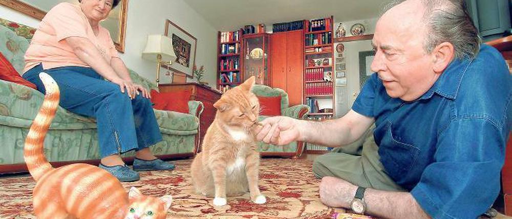 Keine Extrawurst gibt es für Katzen und andere Haustiere unter der Obhut der professionellen Haushüter. Die Ersatzbewohner sind, wie das Ehepaar im Bild, zumeist Rentner. Ihr Motto: Bewachen durch Bewohnen. Foto: picture-alliance/dpa