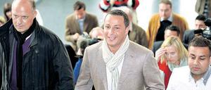 Blitzkarriere. Mehmet Göker (Mitte) hat mit dem Verkauf von Versicherungen Millionen verdient – und es übertrieben. 2009 ging sein Unternehmen pleite. 