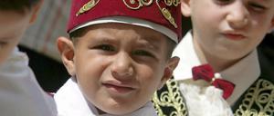 Ein Junge bei seiner Beschneidungszeremonie. Sie gehört zur festen Tradition im Islam. 