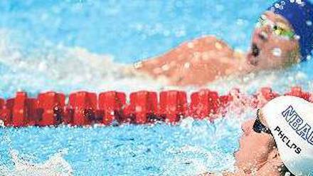 Glückwunsch, Kumpel. Ryan Lochte (oben) war neun Hundertstel Sekunden langsamer als sein Rivale Michael Phelps (unten). Foto: dpa