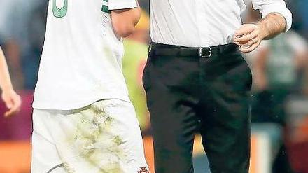 Zur Brust. Portugals Trainer Paulo Bento (r.) tröstet Fabio Coentrao. Foto: Reuters