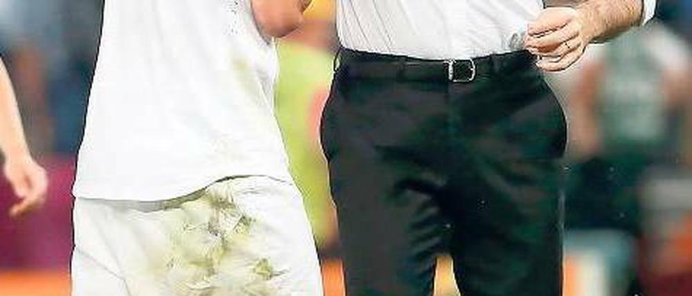 Zur Brust. Portugals Trainer Paulo Bento (r.) tröstet Fabio Coentrao. Foto: Reuters