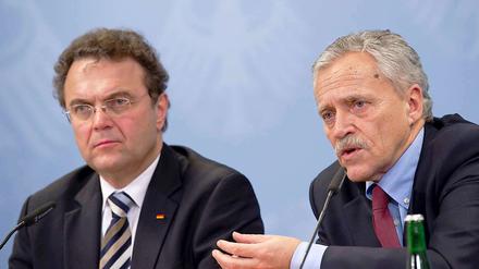 Innenminister Hans-Peter Friedrich und der Präsident des Bundesverfassungsschutzes, Heinz Fromm.