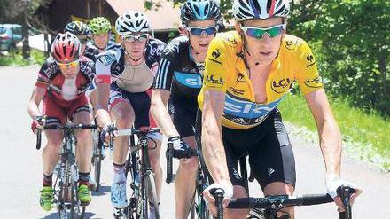 Die Tour spricht Englisch. Der Brite Bradley Wiggins, hier im Gelben Trikot beim Criterium du Dauphine, ist überraschend zum Titelanwärter bei der Frankreich-Rundfahrt geworden. Sein härtester Konkurrent dürfte der Australier Cadel Evans (ganz links) sein. Foto: AFP