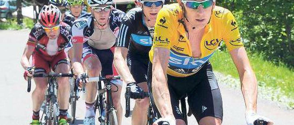 Die Tour spricht Englisch. Der Brite Bradley Wiggins, hier im Gelben Trikot beim Criterium du Dauphine, ist überraschend zum Titelanwärter bei der Frankreich-Rundfahrt geworden. Sein härtester Konkurrent dürfte der Australier Cadel Evans (ganz links) sein. Foto: AFP