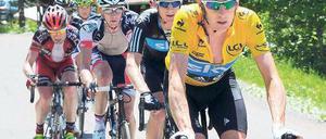 Die Tour spricht Englisch. Der Brite Bradley Wiggins, hier im Gelben Trikot beim Criterium du Dauphine, ist überraschend zum Titelanwärter bei der Frankreich-Rundfahrt geworden. Sein härtester Konkurrent dürfte der Australier Cadel Evans (ganz links) sein. Foto: AFP
