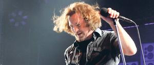 Der Haarverwirbler. Pearl-Jam-Sänger Eddie Vedder beglückt seine Fans. Foto: DAVIDS/Sven Darmer