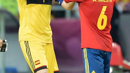 Unbesiegbar: Torwart Iker Casillas und Andres Iniesta.