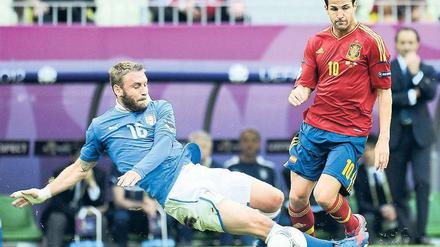 Langer Ärmel, langes Bein. Daniele De Rossi (l.) attackiert den Spanier Cesc Fabregas.