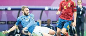 Langer Ärmel, langes Bein. Daniele De Rossi (l.) attackiert den Spanier Cesc Fabregas.
