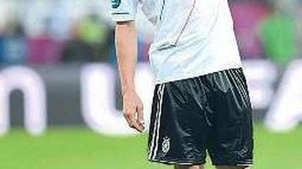 Nicht schon wieder. Bastian Schweinsteiger war fassungslos über seine vielen Fehlpässe. Foto: dpa
