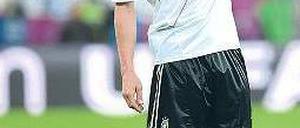 Nicht schon wieder. Bastian Schweinsteiger war fassungslos über seine vielen Fehlpässe. Foto: dpa